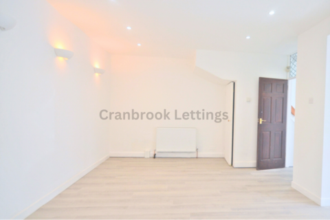 3 bedroom terraced house to rent, Cranbourne Gardens, IG6 1QF