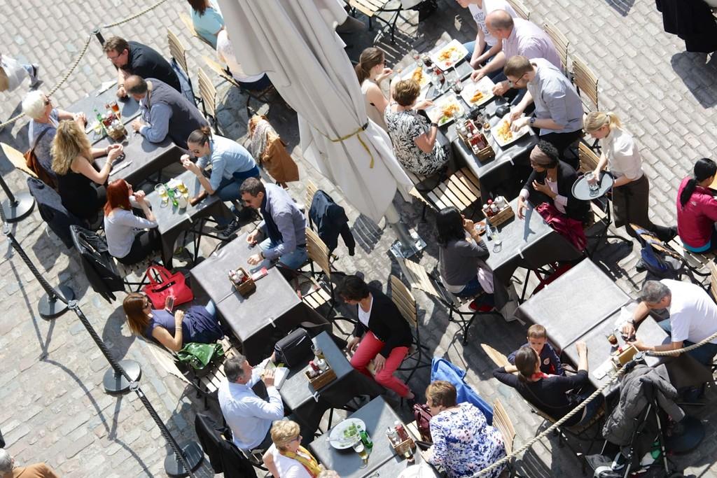 Tavistock Bow-150 - people eating in Piazza-pichi&#64;