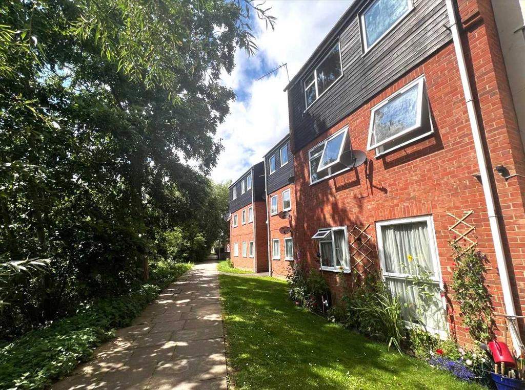 Rochford Gardens - 2 bedroom apartment to rent