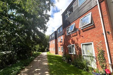 2 bedroom apartment to rent, Rochford Gardens