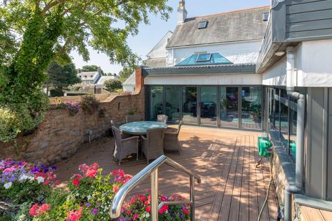 5 bedroom semi-detached house for sale, La Rue Du Preel, Castel, Guernsey