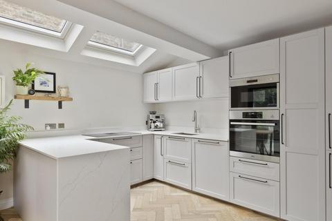 2 bedroom flat for sale, Sugden Road, London