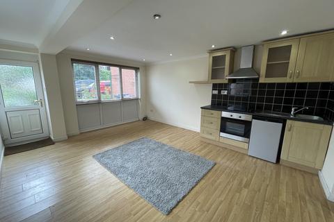 1 bedroom maisonette to rent, Woodford Road, Bramhall