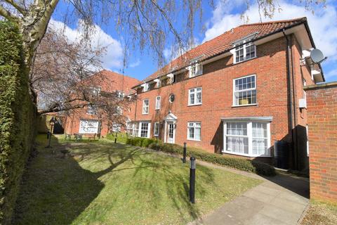 Studio to rent, The Cloisters, Herts AL8