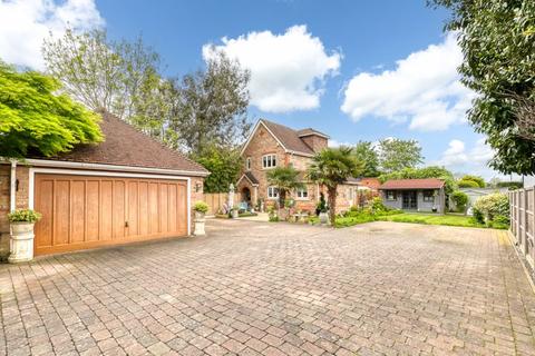 5 bedroom detached house to rent, Rydens Avenue, Walton-On-Thames.