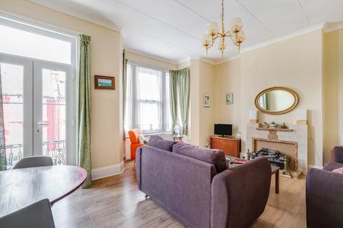 4 bedroom flat to rent, Pennard Road, W12