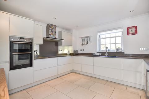 4 bedroom property to rent, Dovecote Mews, Breakspear Road North, Harefield UB9 6QS