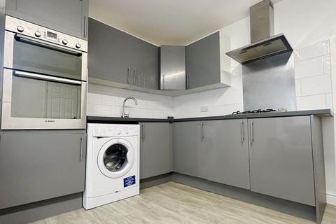 2 bedroom flat to rent, Latymer Road, London N9