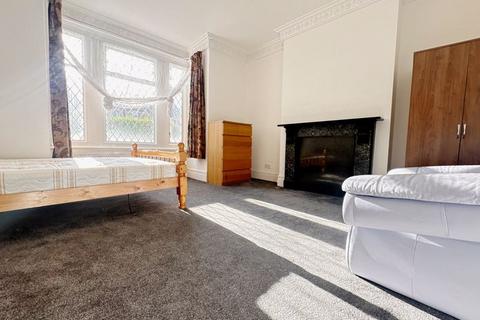 2 bedroom flat to rent, Latymer Road, London N9