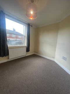 3 bedroom end of terrace house to rent, Ecclesburn Avenue, Leeds, LS9