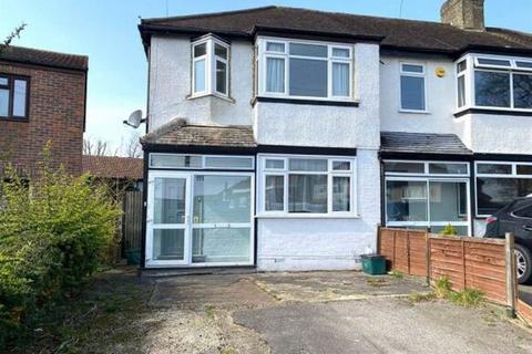 2 bedroom end of terrace house to rent, Langley Avenue, Worcester Park