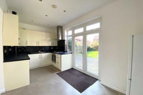 2 bedroom end of terrace house to rent, Langley Avenue, Worcester Park