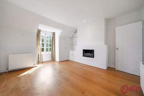 Flat D, 18 Coolhurst Road, London, N8 8EL