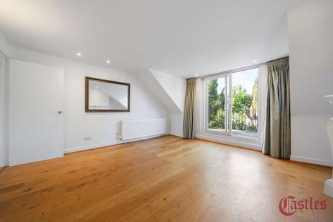 Flat D, 18 Coolhurst Road, London, N8 8EL