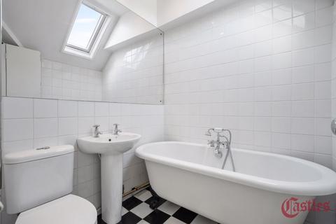 Flat D, 18 Coolhurst Road, London, N8 8EL
