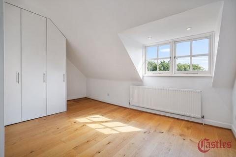 Flat D, 18 Coolhurst Road, London, N8 8EL