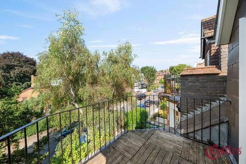 Flat D, 18 Coolhurst Road, London, N8 8EL