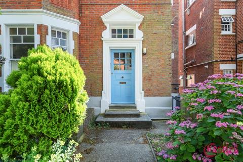 Flat D, 18 Coolhurst Road, London, N8 8EL