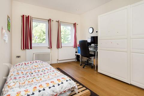 2 bedroom flat to rent, Avondale Avenue, London N12