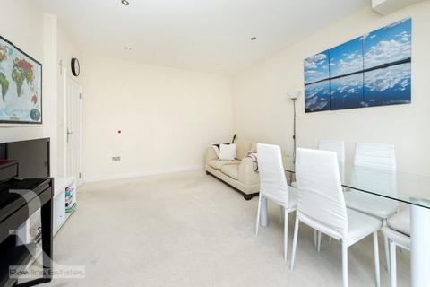 2 bedroom flat to rent, Avondale Avenue, London N12