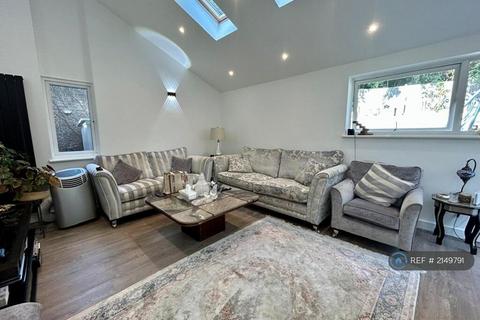 4 bedroom detached house to rent, Grafton Park Road, Worcester Park, KT4