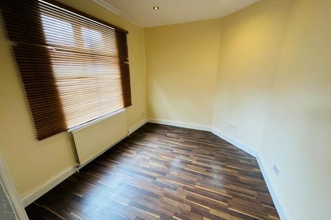 3 bedroom terraced house to rent, Charlecote Road, Dagenham