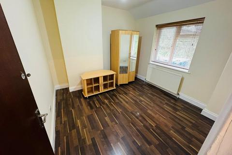 3 bedroom terraced house to rent, Charlecote Road, Dagenham, RM8