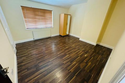 3 bedroom terraced house to rent, Charlecote Road, Dagenham, RM8