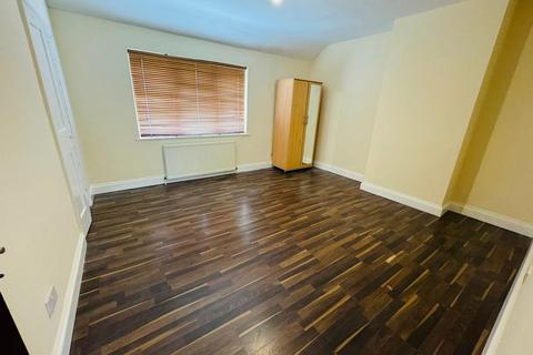 3 bedroom terraced house to rent, Charlecote Road, Dagenham, RM8