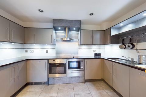 2 bedroom flat to rent, St. George Wharf, London, SW8