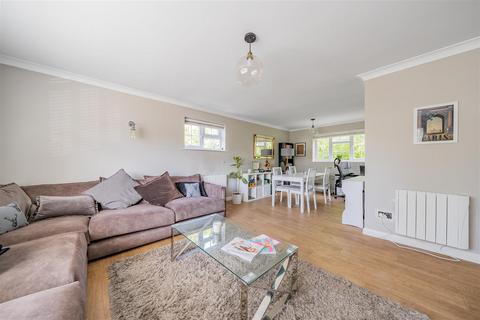 2 bedroom flat for sale, 18 Foxwood Place, Leigh-On-Sea SS9