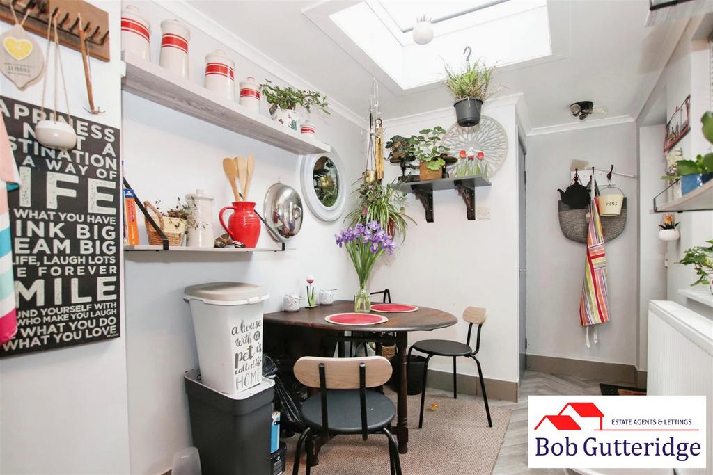 Fitted kitchen/dining room