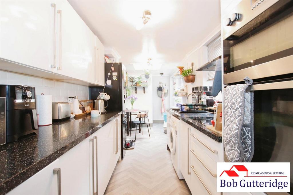 Fitted kitchen/dining room
