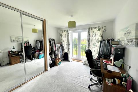 2 bedroom apartment to rent, Holmbush Drive, Faygate RH12