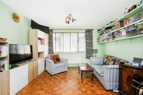 2 bedroom flat for sale, Struan House, Wanstead