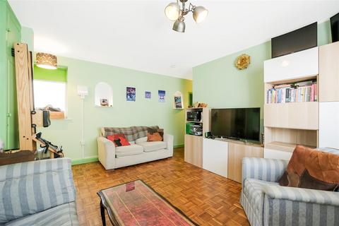 2 bedroom flat for sale, Struan House, Wanstead