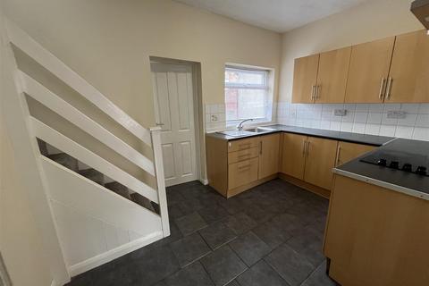 2 bedroom end of terrace house to rent, Lorraine Street, Hull