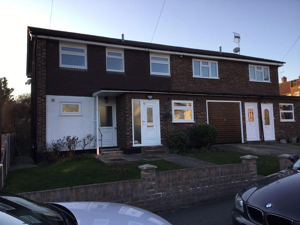 Crescent Road, Leigh On Sea, Essex 1 bed flat £1,000 pcm (£231 pw)