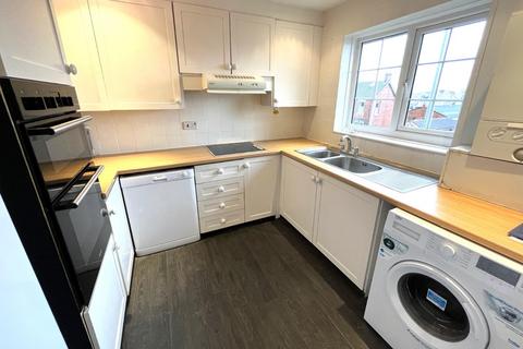 2 bedroom flat to rent, Hadleigh Court, Shadwell Lane, Moortown