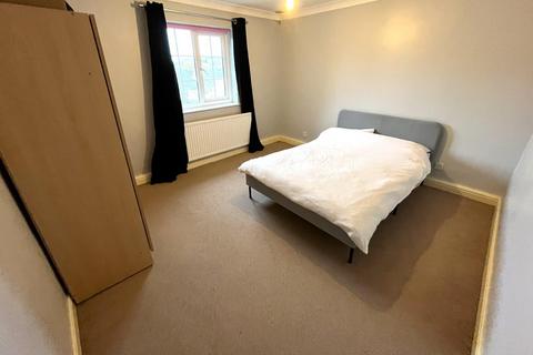 2 bedroom flat to rent, Hadleigh Court, Shadwell Lane, Moortown