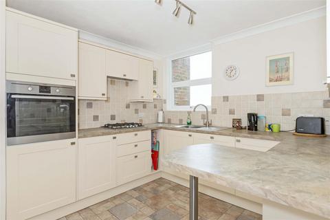 2 bedroom flat for sale, Grand Avenue, Worthing