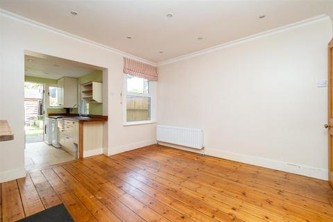 2 bedroom semi-detached house to rent, Warwick Road, Sutton