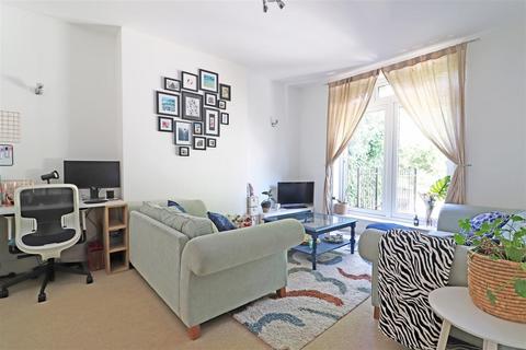 1 bedroom flat for sale, Station Road, Redhill