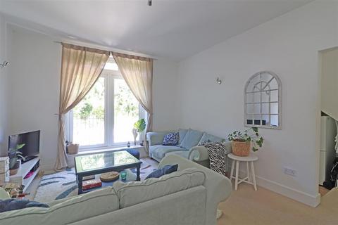 1 bedroom flat for sale, Station Road, Redhill