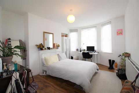 3 bedroom house to rent, Pilton Place, London