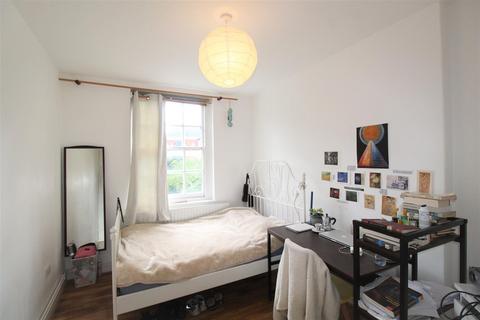 3 bedroom house to rent, Pilton Place, London