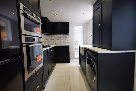 6 bedroom terraced house to rent, Dalston Lane, London E8