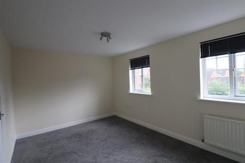 4 bedroom semi-detached house to rent, Bateman Close, Crewe