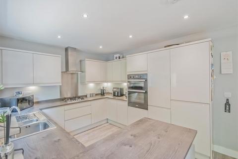 7 Farnley Park View, Leeds, LS12 5FA