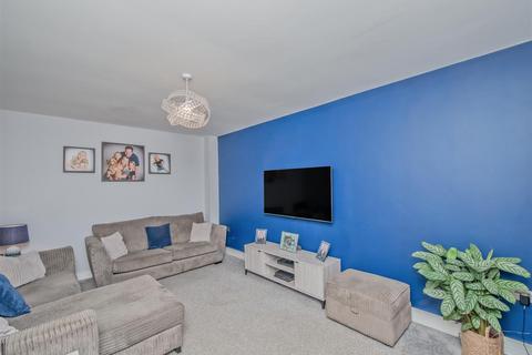 7 Farnley Park View, Leeds, LS12 5FA